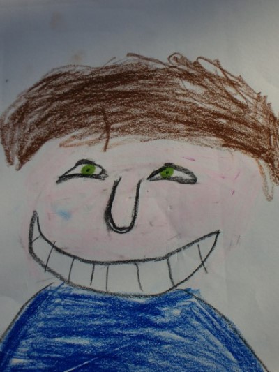 Jung mit blauen Pullovergr02